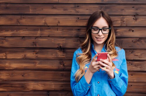 Ragazza che usa lo smartphone