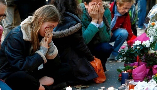 Ragazzi piangono vittime del terrorismo