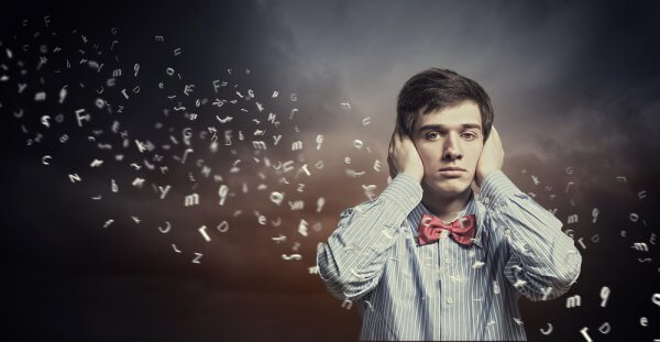Ragazzo che si tappa le orecchie e lettere