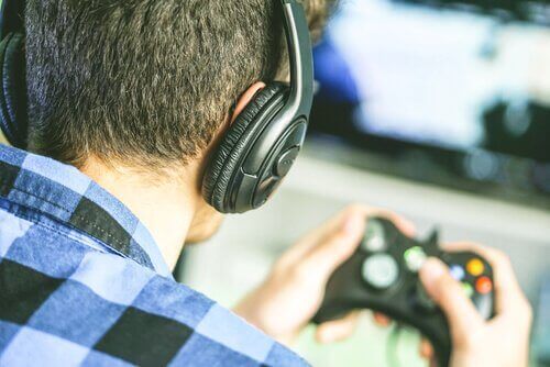 Ragazzo con cuffie gioca ai videogiochi