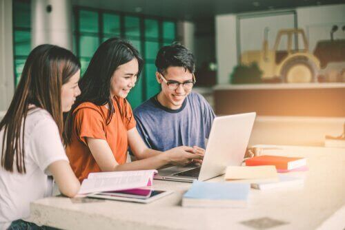 Studenti che ripassano insieme prima di affrontare un esame