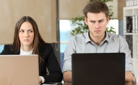 Uomo e donna a disagio