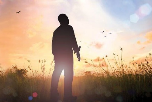 Uomo che guarda il sole