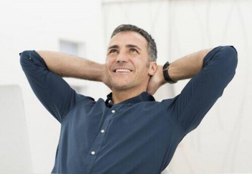 Uomo di mezza età con mani dietro la schiena