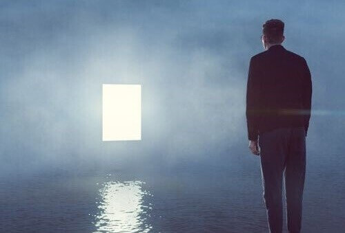 Uomo davanti a finestra di luce