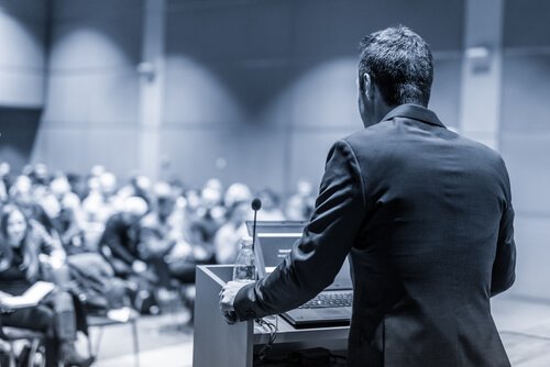 Uomo parla al microfono