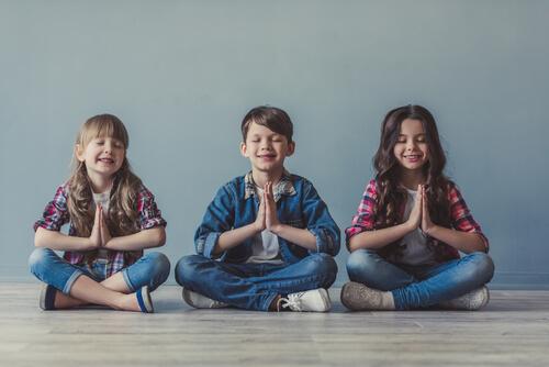 Bambini che meditano