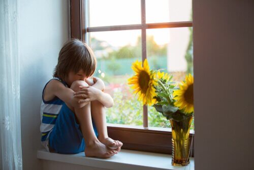 Bambino triste alla finestra