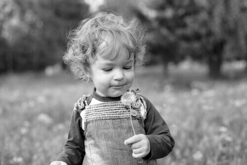 Bambino con fiore