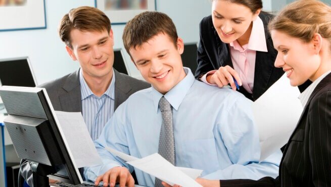 Colleghi di lavoro sorridenti