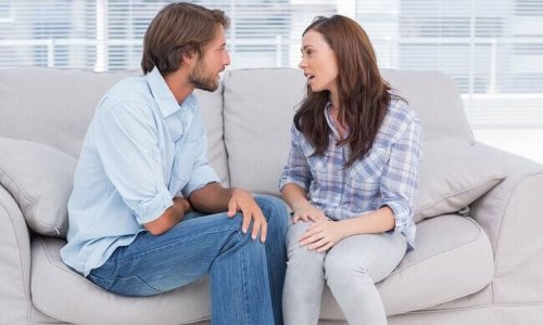 Coppia che parla dei propri problemi