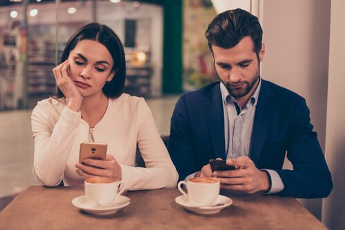 Usare troppo lo smartphone peggiora le relazioni e annulla l'empatia