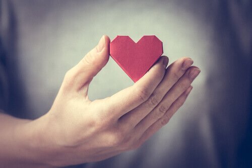 Cuore rosso di carta