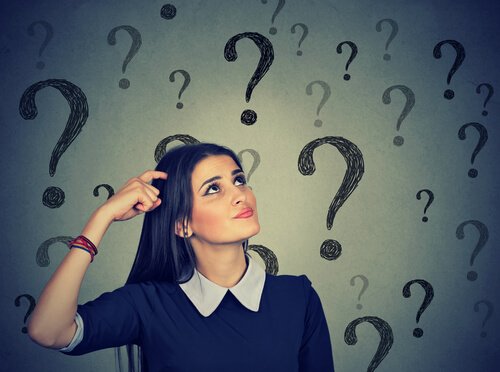 Donna che pensa le decisioni sono soggettive