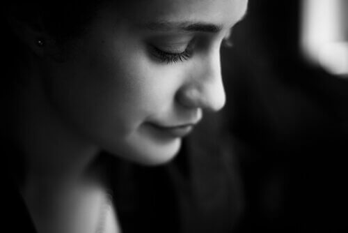 Donna con lo sguardo basso