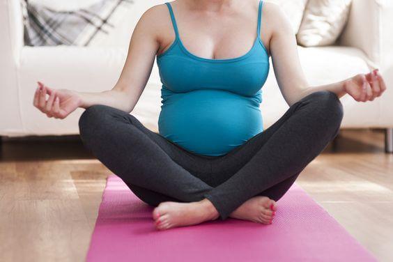 Donna incinta che fa yoga
