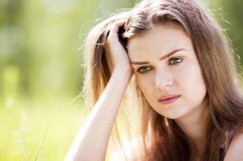 Ragazza che pensa a come affrontare la rabbia