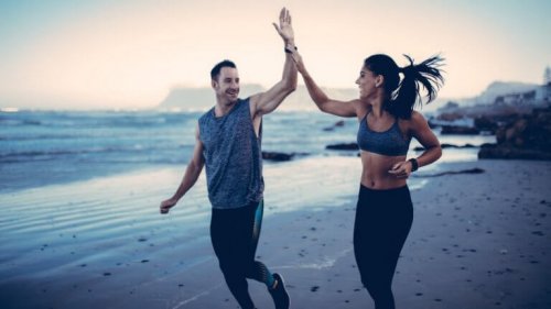 Coppia che fa sport in spiaggia