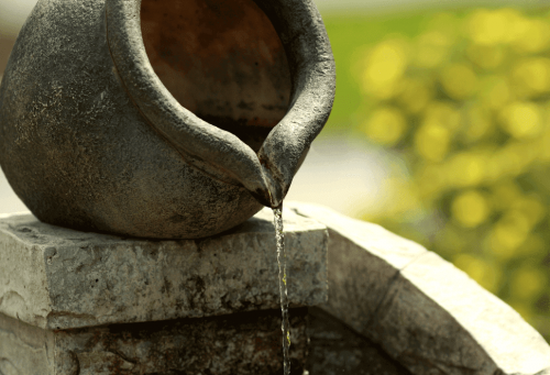 Fontana con acqua che scorre