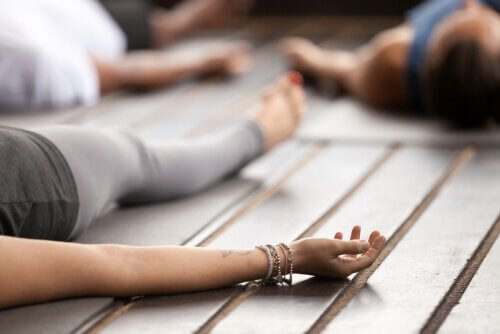 Gruppo di persone fa yoga