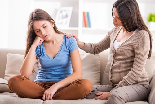 Madre che aiuta la figlia
