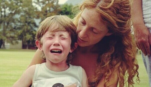 Mamma che tranquillizza figlio che piange