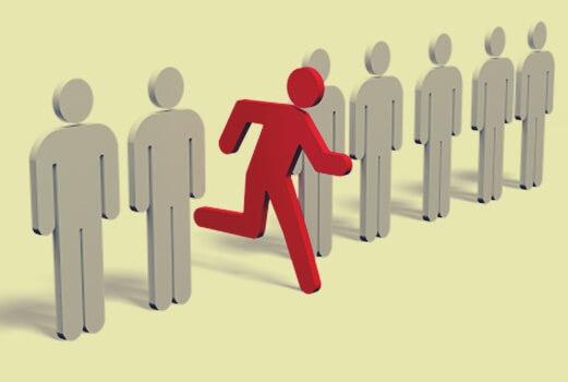 Persona rossa che esce dalla fila