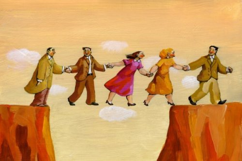 Persone unite per mano su un burrone