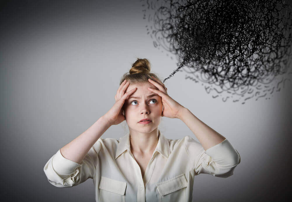 Ragazza con nuvole nera che esce dalla testa