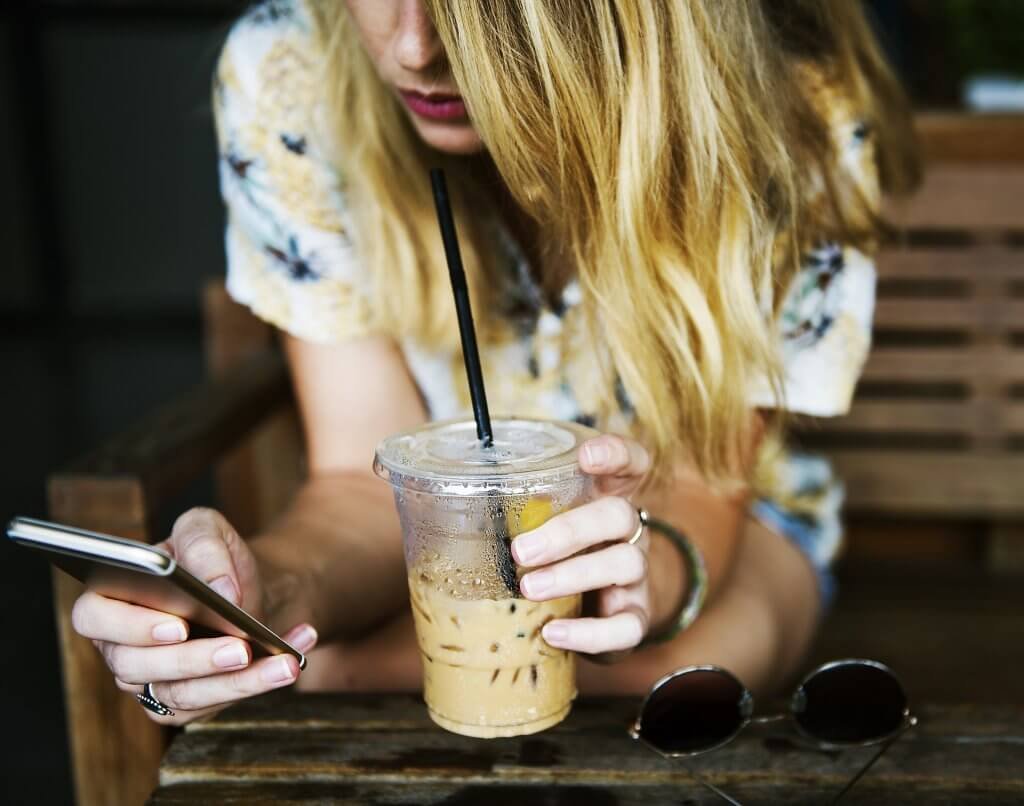Ragazza con smartphone
