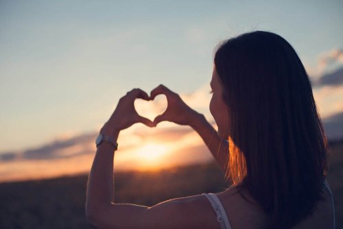 Ragazza con mani a forma di cuore