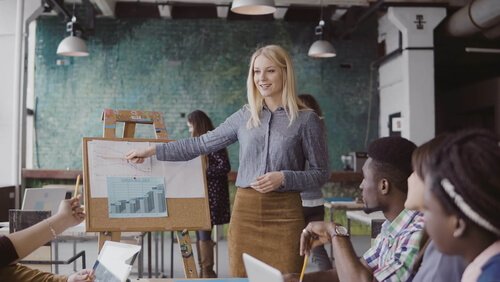 Ragazza che fa una presentazione