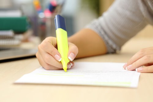 Ragazza sottolinea con evidenziatore