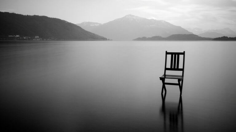 Sedia in un lago vuoto