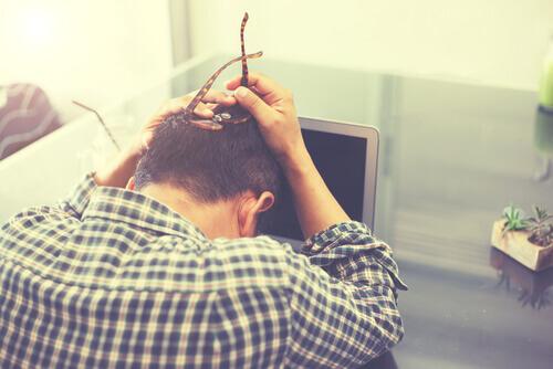 Uomo preoccupato per un blocco creativo