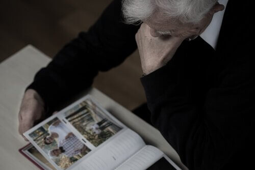 Anziano legge una rivista