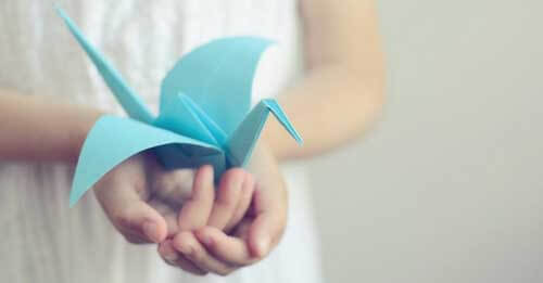 Bambina con origami