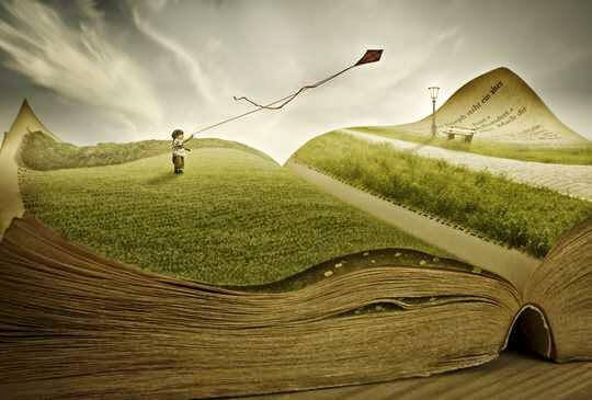 Metafora in terapia rappresentata da bambino con aquilone su paesaggio a forma di libro