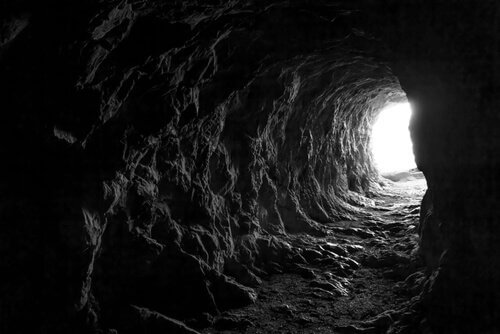 Luce in fondo alla caverna