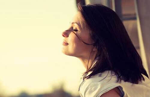 Donna medita per vivere meglio