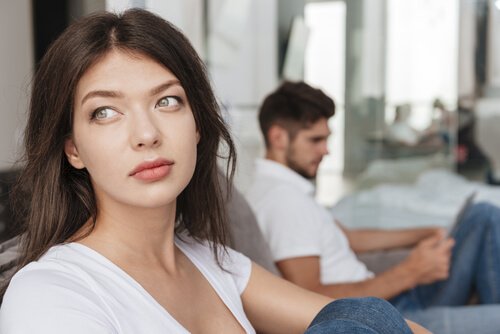 Donna distratta indifferenza nei confronti del partner