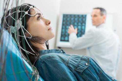 Donna che fa elettroencefalogramma