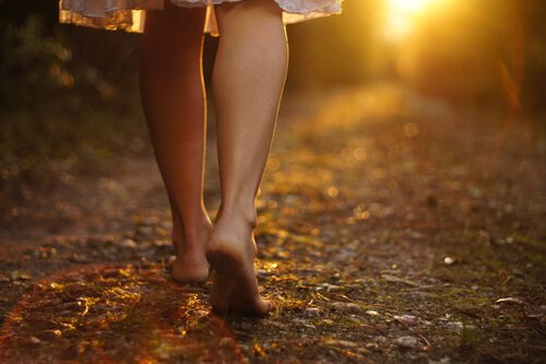 Donna scalza cammina nel bosco