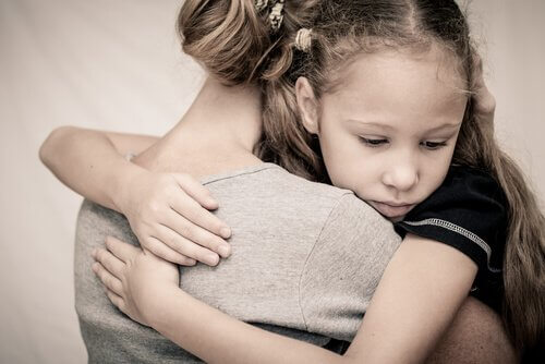 Madre abbraccia figlia per ridurre l'ansia infantile