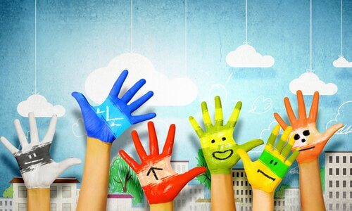 Mani colorate e la arte nello sviluppo dei bambini