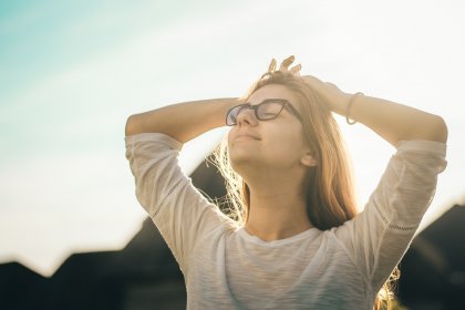 Ragazza migliora il focus mentale con la respirazione