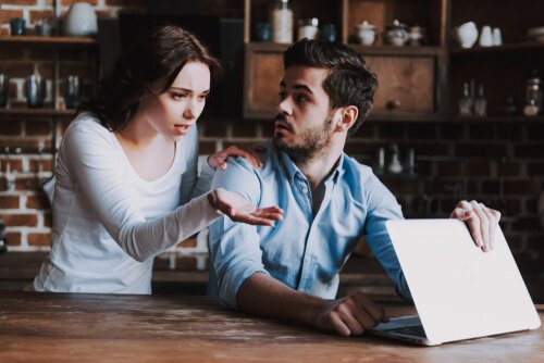 Ragazza controlla il computer del partner