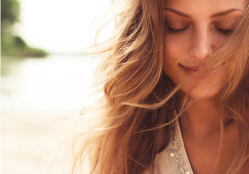 Ragazza sorridente guarda in basso