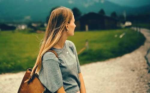 Ragazza si guarda indietro