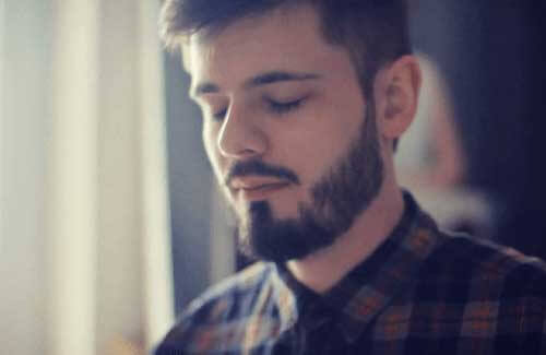 Ragazzo con occhi chiusi